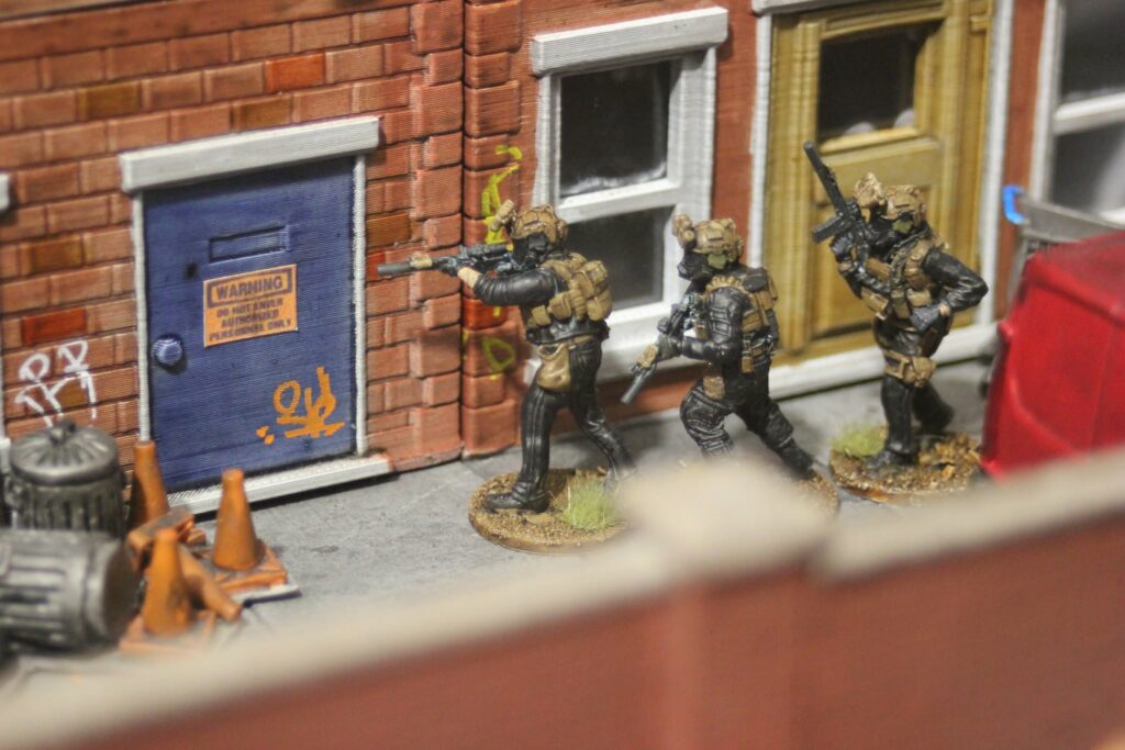 Haywire-breach-team Une équipe d'intervention s'apprête à entrer un bâtiment.